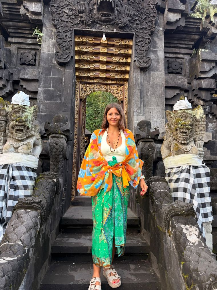 Margot devant un temple balinais