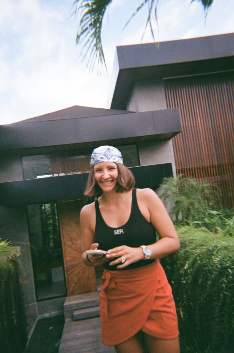 Margot devant la villa
