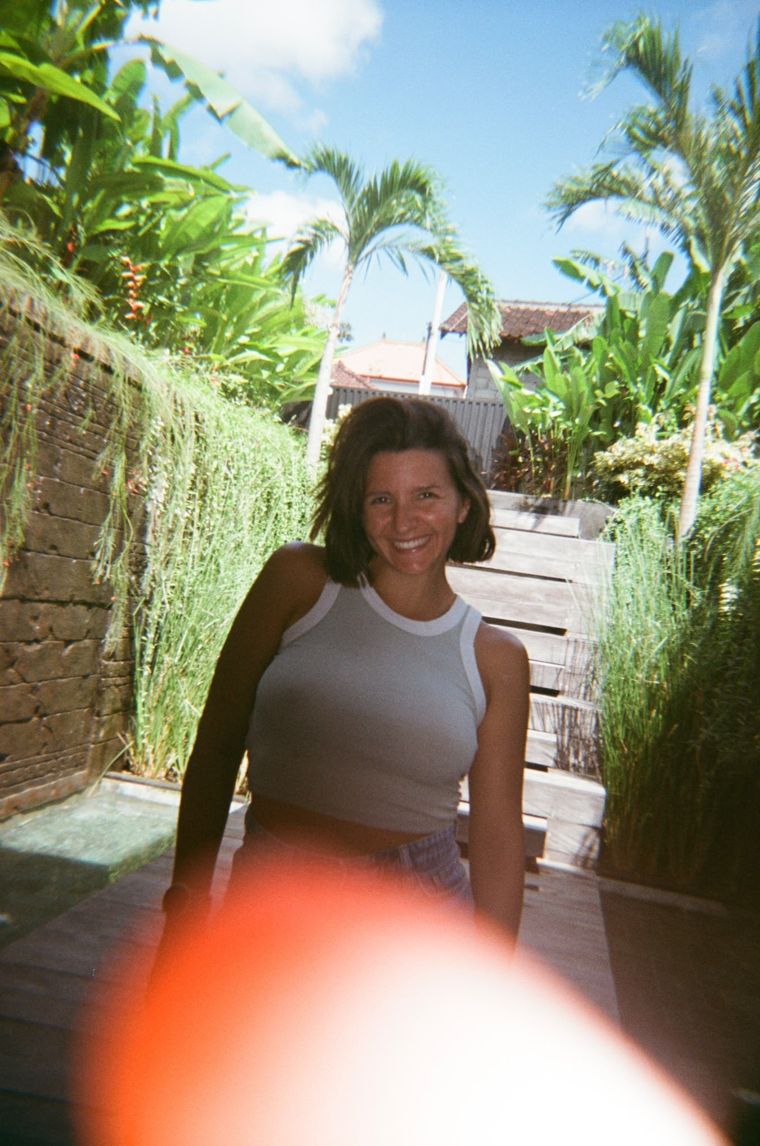 Margot dans le jardin