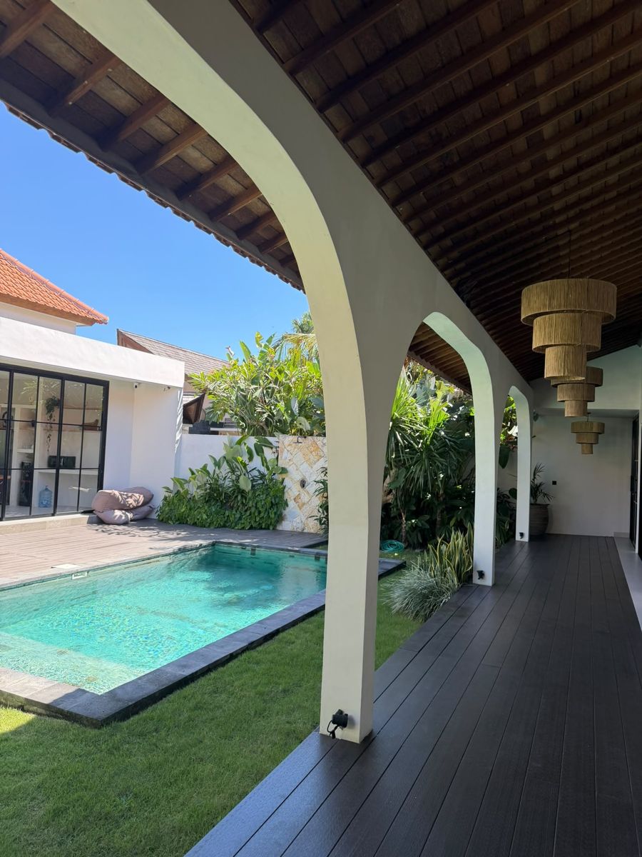 Terrasse couverte et piscine