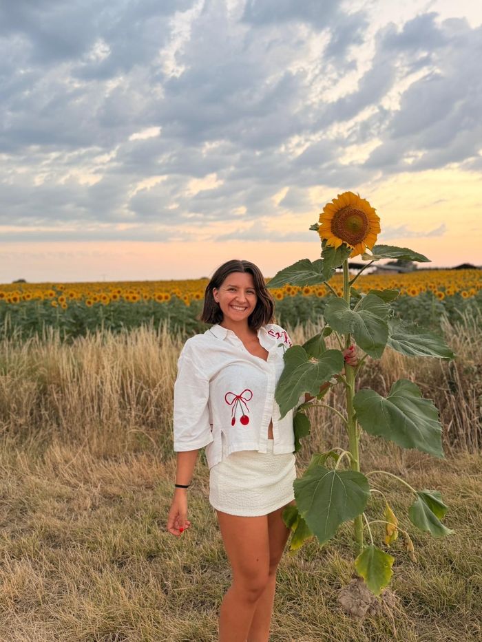 Margot dans un champ de tournesols